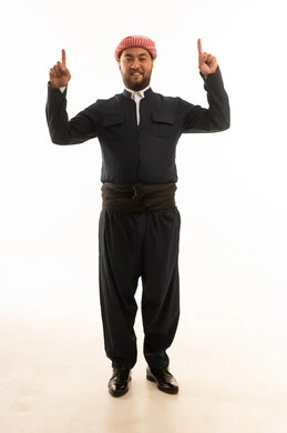 رجل باللباس الكردي التقليدي يشير للأعلى بخلفية بيضاء