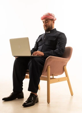 رجل كردي بالزي التقليدي الأسود يستخدم المحمول