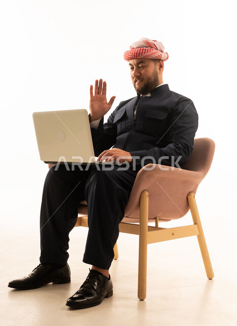 رجل كردي يستخدم الكمبيوتر المحمول على خلفية بيضاء
