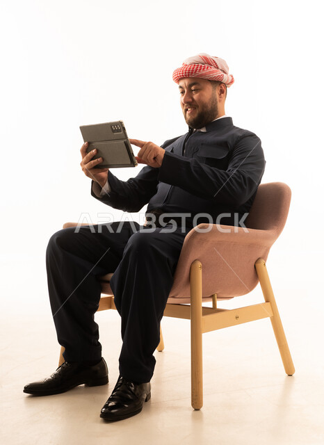 رجل باللباس الكردي التقليدي يستخدم جهاز لوحي رقمي