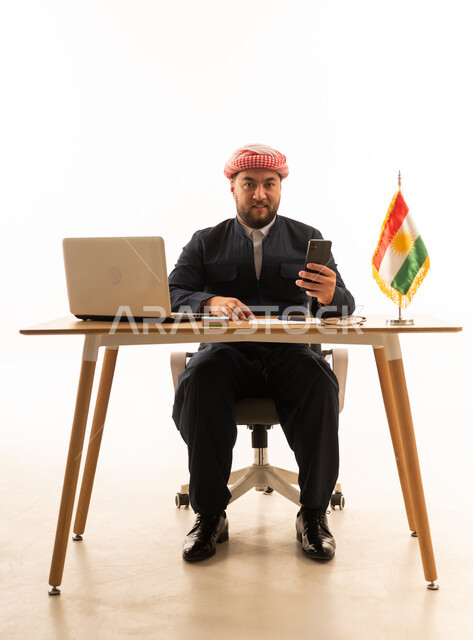 رجل أعمال كردي مع لابتوب وعلم كوردستان خلفية بيضاء