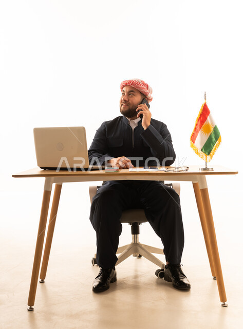 رجل أعمال كردي في المكتب مع علم كردستان