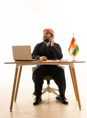 رجل أعمال كردي في المكتب مع علم كردستان