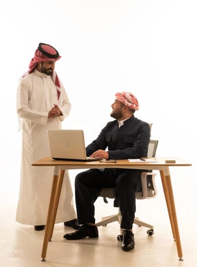 رجل أعمال سعودي وكوردستاني يعملان على مكتب