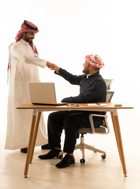 رجل أعمال سعودي وكردي في ضربة قبضة تعبيراً عن النجاح