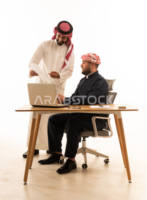 رجال أعمال سعوديين وأكراد يعملون على مكتب عمل