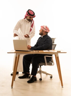 رجل سعودي ورجل كوردستاني يناقشان العمل على المكتب
