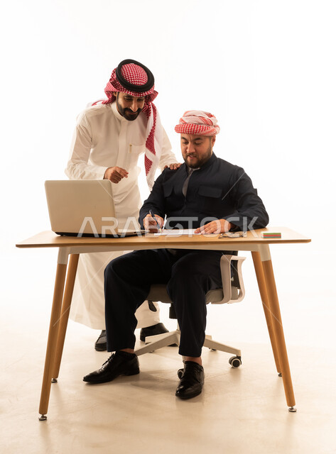 رجل أعمال سعودي وكوردستاني يوقعان عقداً في المكتب