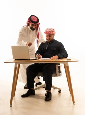 رجل أعمال سعودي وكوردستاني يوقعان عقداً في المكتب رجل أعمال سعودي وكوردستاني يوقعان عقداً في المكتب