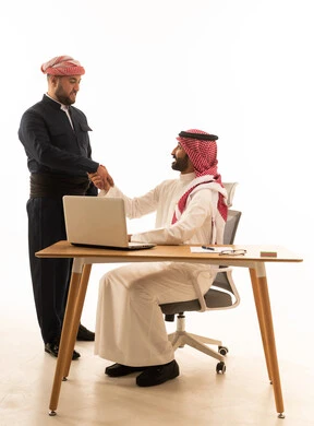 مصافحة رجل أعمال سعودي ورجل كردي بالزي التقليدي