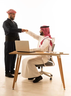 رجل سعودي وكوردستاني يتبادلان التحية في المكتب