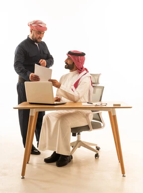 اجتماع عمل بين رجل سعودي ورجل كردي في المكتب