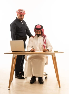 رجل أعمال سعودي وكوردستاني يوقعان عقداً بخلفية بيضاء