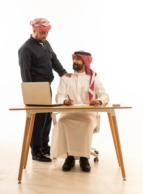 رجل أعمال سعودي ورجل كردي في استوديو مكتب