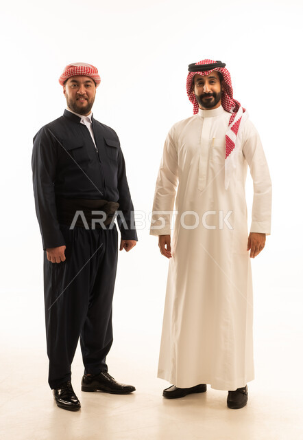 رجل سعودي وكوردي بالزي التقليدي بخلفية بيضاء