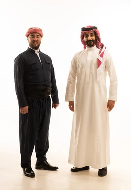 رجل سعودي وكوردي بالزي التقليدي بخلفية بيضاء