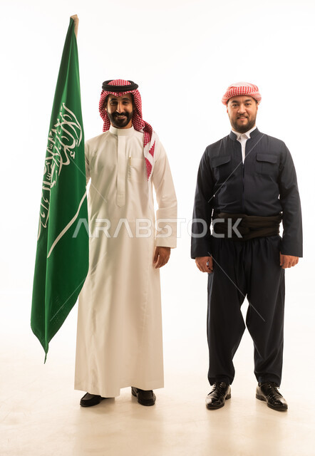 رجل سعودي وكردي مع العلم السعودي بخلفية بيضاء