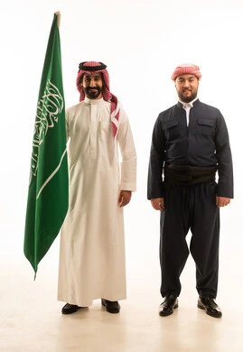 رجل سعودي وكردي مع العلم السعودي بخلفية بيضاء
