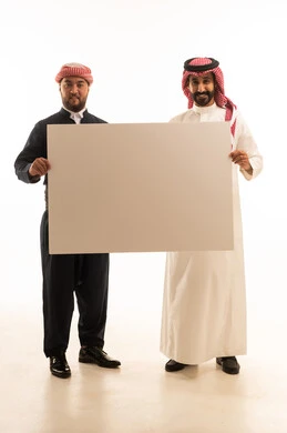 رجل سعودي وكردي يحملان لوحة فارغة خلفية بيضاء