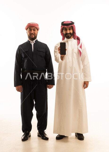 رجل سعودي وكردي يحملان هاتف ذكي خلفية بيضاء