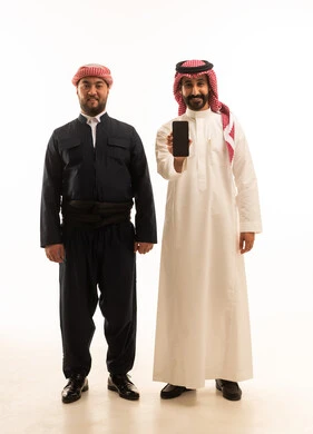 رجل سعودي وكردي يحملان هاتف ذكي خلفية بيضاء