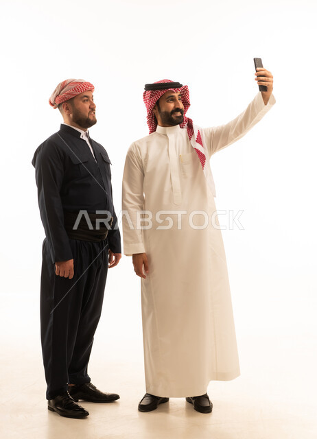 رجل سعودي وكوردستاني يلتقطان سيلفي بالهاتف