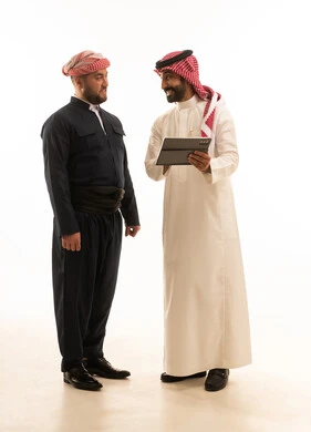 رجل سعودي وكردي يتناقشان عبر جهاز لوحي