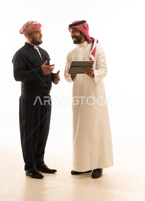 رجل سعودي وكوردستاني يتحدثان باستخدام جهاز لوحي