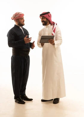 رجل سعودي وكوردستاني يتحدثان باستخدام جهاز لوحي