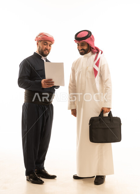 رجال أعمال من السعودية وكوردستان بخلفية بيضاء
