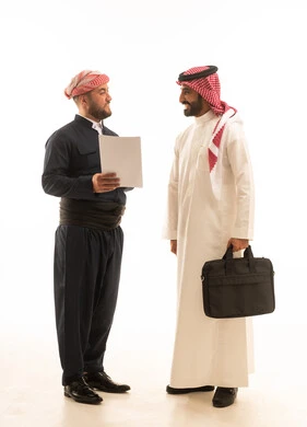رجل أعمال سعودي وكوردستاني بالزي التقليدي