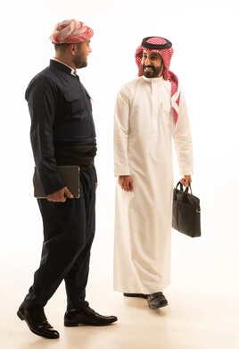 رجل سعودي وكردي بالزي التقليدي على خلفية بيضاء