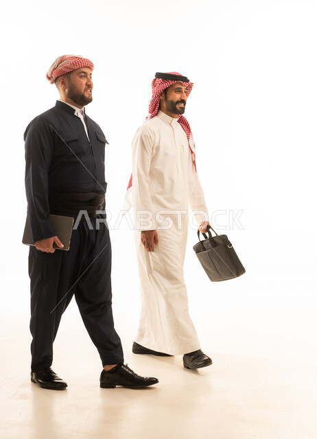 رجل أعمال سعودي وكردي يسيران بخلفية بيضاء
