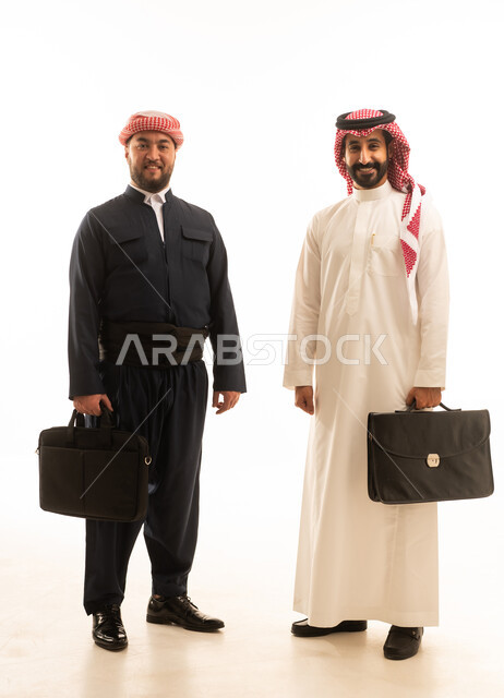 رجل سعودي وكوردستاني بالزي التقليدي مع حقائب عمل