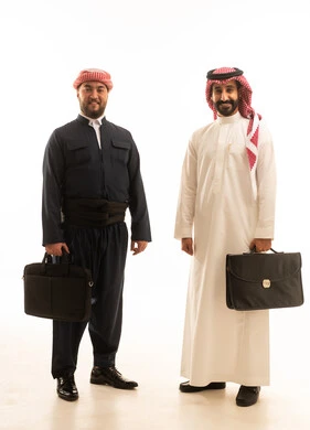 رجل سعودي وكوردستاني بالزي التقليدي مع حقائب عمل