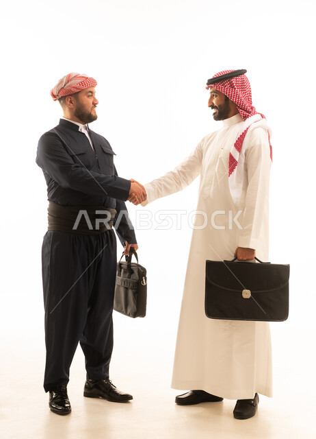 مصافحة بين رجل أعمال سعودي ورجل أعمال كوردي