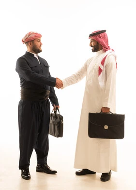 مصافحة بين رجل أعمال سعودي ورجل أعمال كوردي