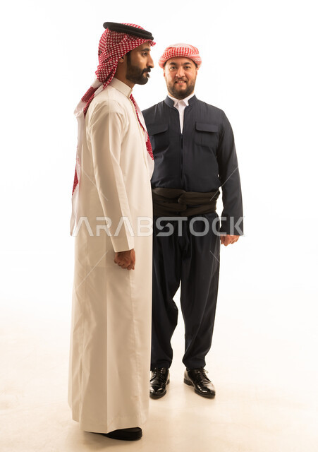 رجل سعودي ورجل كردي بالملابس التقليدية التراثية
