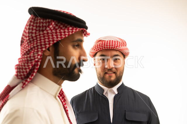 رجل سعودي ورجل كردي بالزي التقليدي لقطة مقربة