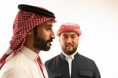 رجل سعودي ورجل كردي بالزي التقليدي لقطة مقربة
