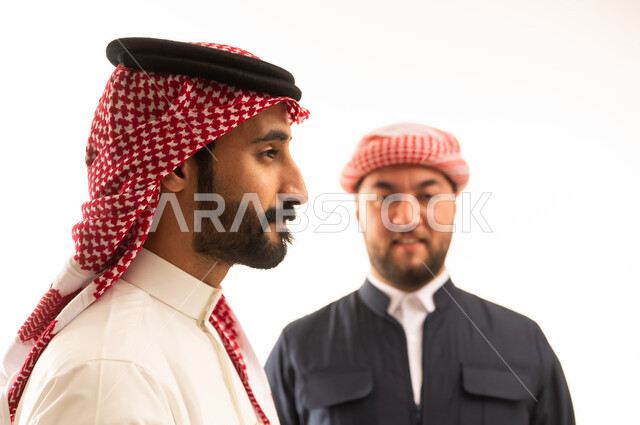 رجل سعودي ورجل كردي بالزي التقليدي خلفية بيضاء