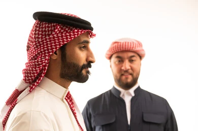 رجل سعودي ورجل كردي بالزي التقليدي خلفية بيضاء