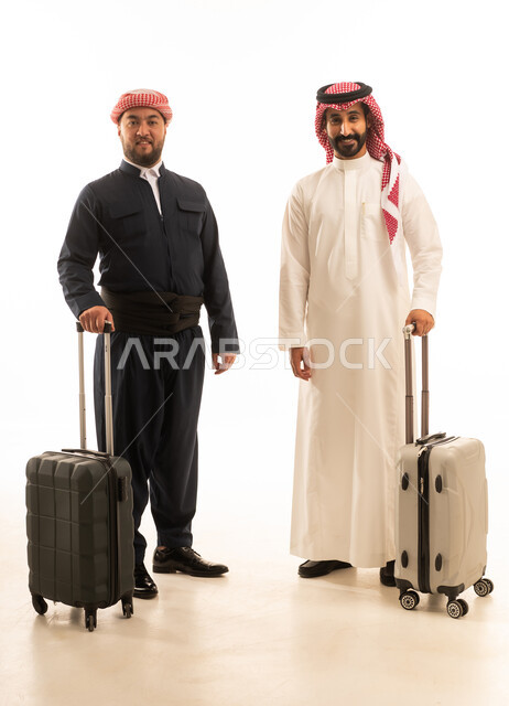 رجل سعودي وكوردي مع حقائب سفر بخلفية بيضاء