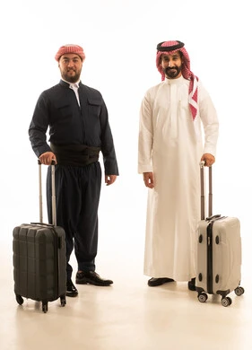 رجل سعودي وكوردي مع حقائب سفر بخلفية بيضاء