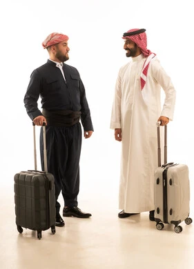 رجل سعودي وكوردستاني مع حقائب سفر بخلفية بيضاء