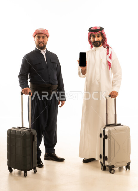 رجل سعودي وكردي مع حقائب سفر وهاتف ذكي