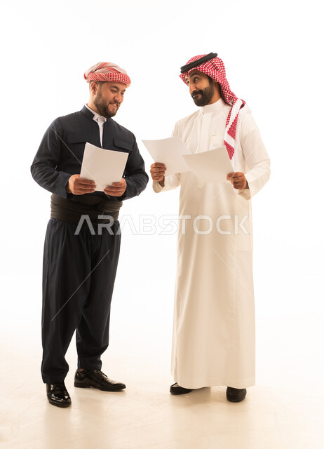 رجل سعودي وكوردستاني يحملان أوراقاً بخلفية بيضاء