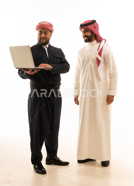 رجل سعودي وكردي مع كمبيوتر محمول بخلفية بيضاء