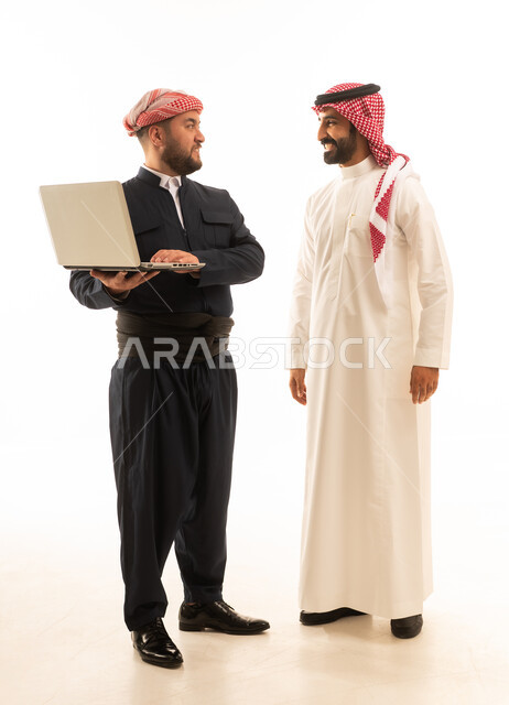 رجل سعودي ورجل كردي مع لابتوب على خلفية بيضاء