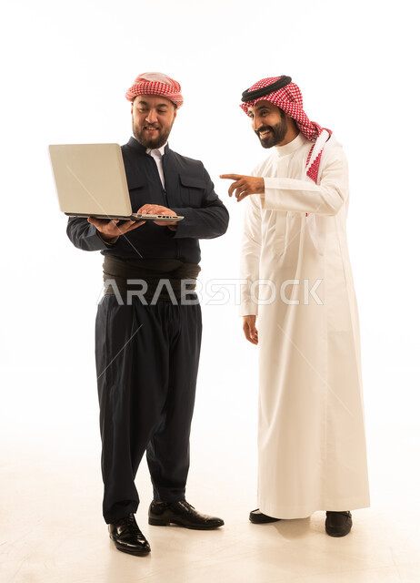 رجل سعودي وكردي مع جهاز محمول بخلفية بيضاء